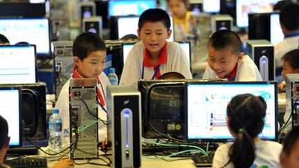 Des enfants chinois jouent sur internet - 07/06/10 (AFP China Out)