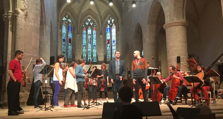 Philippe Jaroussky et Benoît Rameau le 14 septembre sur la scène de l'Abbatiale d'Ambronay pour les répétitions du concert Bach/VIvaldi. (LORENZO CIAVARINI AZZI / FRANCEINFO CULTURE)