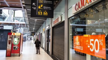 Un magasin Camaïeu fermé en raison du confinement dû à l'épidémie de Covid-19, dans le centre commercial de la gare Saint-Lazare, à Paris, le 18 mars 2020.&nbsp; (AMAURY CORNU / HANS LUCAS)