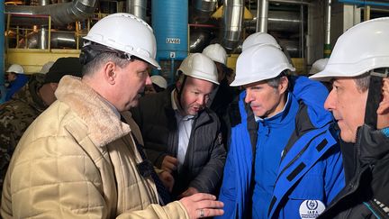 Le directeur de l'Agence internationale de l'énergie atomique, Rafael Grossi (en bleu), visite la centrale de Zaporijjia, en territoire ukrainien contrôlé par les forces russes, sur une photo d'archives fournie par l'AIEA le 7 février 2024. (AGENCE INTERNATIONALE DE L'ENERGIE ATOMIQUE / AFP)