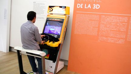 Au milieu des ann&eacute;es 90 apparait la 3D qui permet de pr&eacute;senter, m&ecirc;me grossi&egrave;rement, des &eacute;l&eacute;ments en mouvement dans l'espace. (ELODIE DROUARD / FTVi)