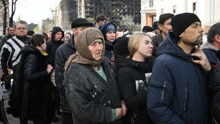 Une file d'attente pour une distribution d'aide humanitaire, à Marioupol, en Urkaine, le 19 avril 2022. (ILYA PITALEV / SPUTNIK / AFP)