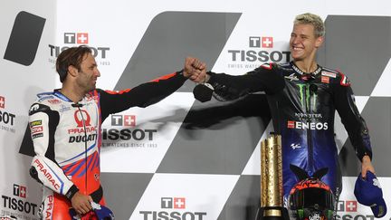 Les Français Fabio Quartararo et Johann Zarco sur le podium du Grand Prix de Doha le 4 avril 2021.&nbsp; (KARIM JAAFAR / AFP)