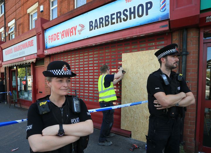 Un commerce fermé après une perquisition,&nbsp;dans le quartier de Moss Side à Manchester&nbsp;(Royaume-Uni), le 26 mai 2017. (LINDSEY PARNABY / AFP)