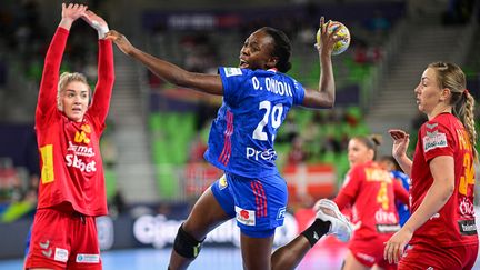 La handballeuse nantaise Oriane Ondono, sous le maillot de l'équipe de France à l'Euro 2022, face au Monténégro (JURE MAKOVEC / AFP)