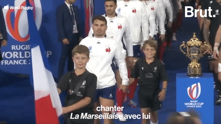 A l’occasion du match d’ouverture de la Coupe du monde de rugby, qui s’est tenu au Stade de France à Paris, Arthur, 10 ans, a été sélectionné pour entrer sur le terrain avec Antoine Dupont. Brut y était. (Brut.)