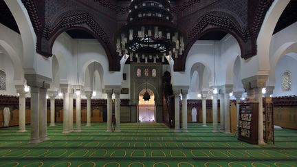 Une salle de prière dans la grande mosquée de Paris. (MANUEL COHEN / AFP)