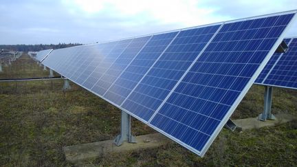 Les panneaux photovoltaïques convertissent l'énergie solaire en&nbsp;énergie renouvelable thermique ou électrique. (ALEXANDRE CHASSIGNON / FRANCE-BLEU MAINE)