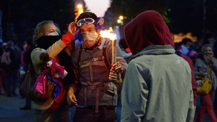 Des jeunes de la Manif pour tous s'&eacute;quipent pour aller affronter les CRS, place des Invalides &agrave; Paris, dimanche 26 mai 2013.&nbsp; (ERIC FEFERBERG / AFP)