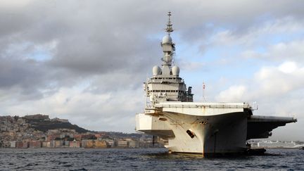 Le Charles-de-Gaulle, le porte-avions de la marine fran&ccedil;aise, en octobre 2012 au sud de l'Italie. (MARIO LAPORTA / AFP)