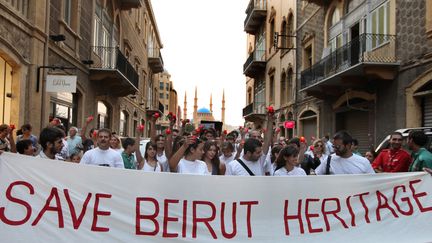 Une manifestation contre la démolition de maisons dans la zone archéologique de&nbsp;Al-Gemmaizeh, à Beyrouth, en septembre 2010, organisée par l'Association pour la protection des sites et anciennes demeures (APSAD) de Beyrouth, fondée par Yvonne Sursock Cochrane. (NABIL MOUNZER / EPA)