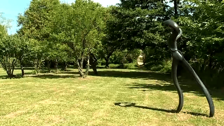 Sculpture de Uta Brouet / Exposition Totem 
 (France 3 / capture d&#039;écran)