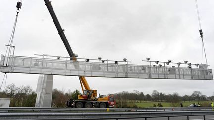 D&eacute;montage du portique &eacute;cotaxe sur l'A84 &agrave; Gosn&eacute; (Ille-et-Vilaine), le 26 janvier 2014. (MAXPPP)