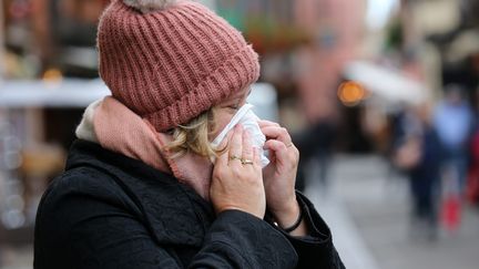 Une personne malade se mouche, en Alsace, le 6 octobre 2021.&nbsp; (MAXPPP)