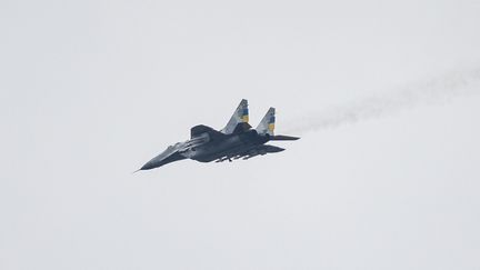 Un MiG-29 ukrainien dans l'est du pays, le 1er janvier 2023. Kiev réclame depuis des mois la livraison d'avions de chasse occidentaux, et notamment des F-16. (SAMEER AL-DOUMY / AFP)