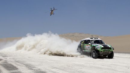 Le pilote fran&ccedil;ais St&eacute;phane Peterhansel et son co-pilote Jean-Paul Cottret au volant de leur Mini Monster pendant la 13e &eacute;tape du Dakar 2012, entre Nazca et Pisco (P&eacute;rou), le 14 janvier 2012.&nbsp; (JACKY NAEGELEN / REUTERS)