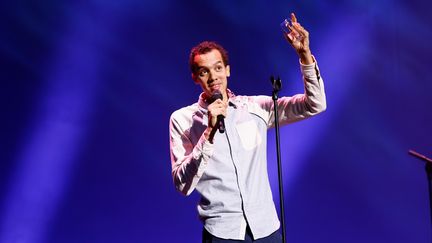 Gaël Faye, sur la scène de la Salle Pleyel lors&nbsp;de la cérémonie des&nbsp;Grands prix de la Sacem en 2017. (JULIEN HEKIMIAN / GETTY IMAGES EUROPE)