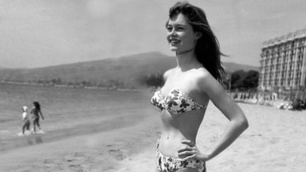 Lorsqu'elle est photographiée en bikini sur la plage de Cannes en 1953, Brigitte Bardot n'a aucune idée que le cliché fera le tour du monde. (FRANCE 2)