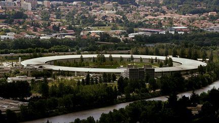 Vue aérienne du synchrotron, à Grenoble. L'installation protège l'accélérateur de particules&nbsp;de 844 mètres de circonférence. (MAXPPP)