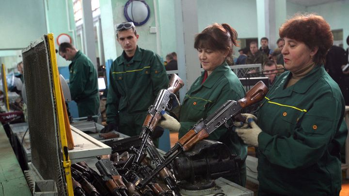 Des employés examinent des Kalachnikov&nbsp;avant de les détruire, le 16 janvier 2007 dans la base de&nbsp;Kamyanets-Podilsky (Ukraine). (SERGEI SUPINSKY / AFP)