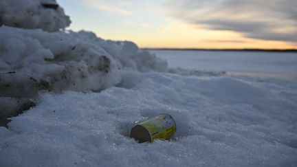 Un feu d'artifice usagé gît sur la mer gelée près de Vaasa dans l'archipel de Kvarken, le 14 janvier 2022, seul site finlandais inscrit au patrimoine naturel de l'Unesco. (OLIVIER MORIN / AFP)