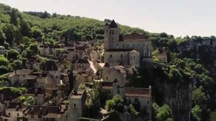 Destination France : Saint-Cirq-Lapopie, le joyau médiéval qui surplombe le Lot. (FRANCE 2)