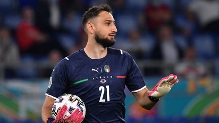 Le gardien italien Gianluigi Donnarumma lors du match de l'Euro 2021 face à la Turquie, le 11 juin 2021. (FILIPPO MONTEFORTE / AFP)