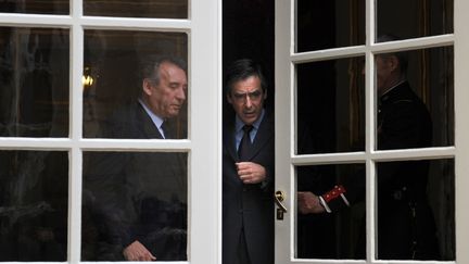 Le président du MoDem, François Bayrou et le Premier ministre, François Fillon, alors qu'il quittent le 30 avril 2010 l'Hôtel Matignon. (FRED DUFOUR / AFP)