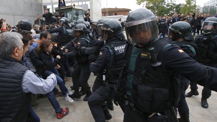 Des affrontements entre des policiers et des partisans pour l'indépendance de la catalogne, le 1er octobre 2017. (RAYMOND ROIG / AFP)