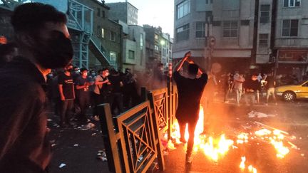 Une photo obtenue par l'AFP hors d'Iran montre des manifestants iraniens dans les rues de la capitale Téhéran,&nbsp; le 21 septembre 2022.&nbsp; (AFP)