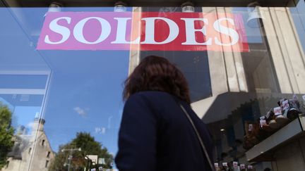 Une vitrine de magasin, à Caen (Calvados), le 23 juin 2015. (CHARLY TRIBALLEAU / AFP)