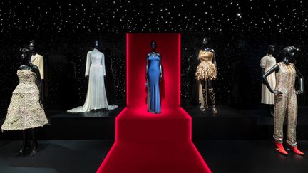 JO-2024 : les tenues de Céline Dion, Lady Gaga et Aya Nakamura à la cérémonie d'ouverture sont exposées à la Galerie Dior à Paris