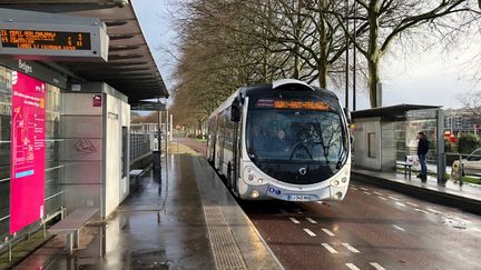 Un bus dessert la station Belges, à Rouen, le 17 février 2020. (MACIPSA AIT / MAXPPP)