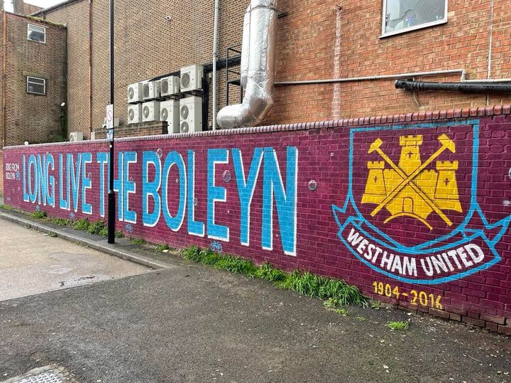 Il faut chercher une impasse pour trouver un&nbsp;graffiti célèbrant Boleyn Ground. (Denis Ménétrier)