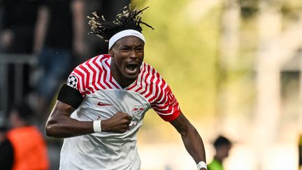 Mohamed Simakan célèbre son but avec Leipzig contre les Young Boys de Berne, le 19 septembre 2023. (FABRICE COFFRINI / AFP)