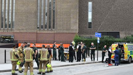 Policiers, pompiers et services d'ambulance ont été appelés&nbsp;au&nbsp;Tate Modern de Londres après&nbsp;la chute d'un enfant du 10e étage, le 4 août 2019.&nbsp; (DANIEL SORABJI / AFP)