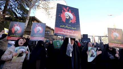 Des Iraniens protestent contre l'exécution du cheikh Nimr Al-Nimr, le 3 janvier 2016, devant l'ambassade saoudienne à Téhéran (Iran). (RAHEB HOMAVANDI / REUTERS)