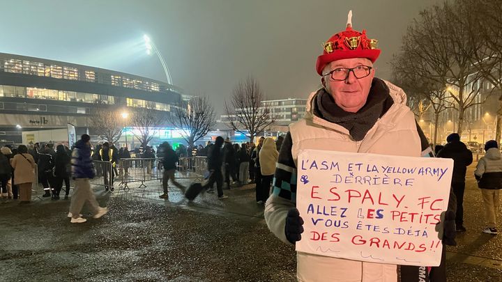 Un supporter de l'ASM soutenant l'Espaly face au PSG, à Clermont, le 15 janvier 2025. (MAYLICE LAVOREL / FRANCEINFO SPORTS)