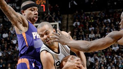 Tony Parker en pénétration dans la défense des Suns