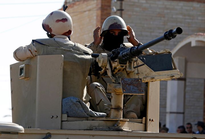 Militaires égyptiens dans le nord du Sinaï. Photo prise le 1er décembre 2017. (REUTERS - MOHAMED ABD EL GHANY / X02738)