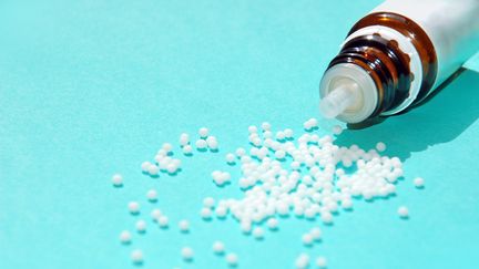 Un flacon et des granules homéopathiques, en 2007. (GETTY / ESEMELWE)