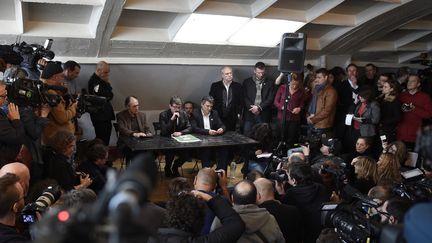 13 janvier 2015 : une partie de l'équipe de Charlie Hebdo (Gérard Briard, rédacteur en chef, Luz et Patrick Pelloux) qui est accueillie par Libération.
 (MARTIN BUREAU / AFP)