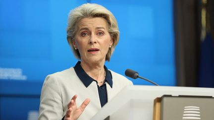 La présidente de la Commission européenne,&nbsp;Ursula von der Leyen, à l'issue d'un sommet des Vingt-Sept à Bruxelles (Belgique), le 25 février 2022. (DURSUN AYDEMIR / ANADOLU AGENCY / AFP)