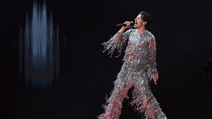 Le chanteur Harry Styles sur scène lors de la 65e édition des Grammy Awards à la Crypto.com Arena de Los Angeles, aux Etats-Unis, le 5 février 2023. (VALERIE MACON / AFP)