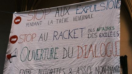 Un prête et deux militants ont entamé une grèce d ela faim pour dénoncer les expulsions des migrants dans les camps à Calais. (ANNA MARGUERITAT / HANS LUCAS)