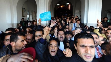 Liesse au tribunal de Tunis, après l'annonce de la dissolution du RCD, le parti de Ben Ali (9/3/2001) (AFP / Fethi Belaid)