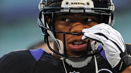 Le joueur des Baltimore Ravens Ray Rice lors d'un match face aux New York Giants, le 23 d&eacute;cembre 2012, &agrave; Baltimore (Maryland). (PATRICK SMITH / GETTY IMAGES NORTH AMERICA)