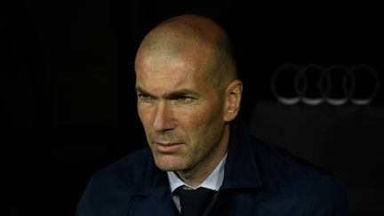 Zinédine Zidane sur le banc du Real Madrid, au stade Santiago Bernabeu, contre Barcelone, le 1er mars 2020. (OSCAR DEL POZO / AFP)