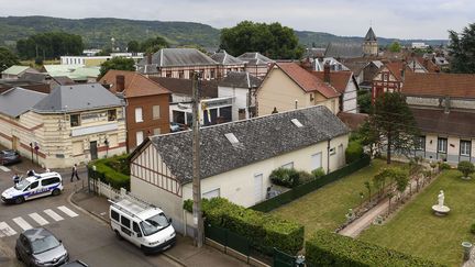 Saint-Etienne-du-Rouvray (Seine-Maritime) et son église, frappée par un attentat revendiqué par le groupe Etat islamique, le 26 juillet 2016. (FRANCOIS MORI / AP / SIPA)