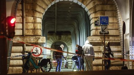 Des policiers après l'attaque au couteau à Paris qui a fait un mort et deux blessées, le 2 décembre 2023. (YOAN VALAT / MAXPPP)